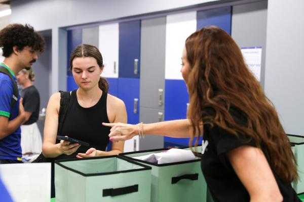 Student gets help signing up for UK Invests.
