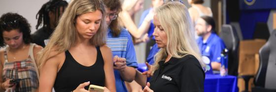 Student gets assistance signing up for UK Invests for Students.